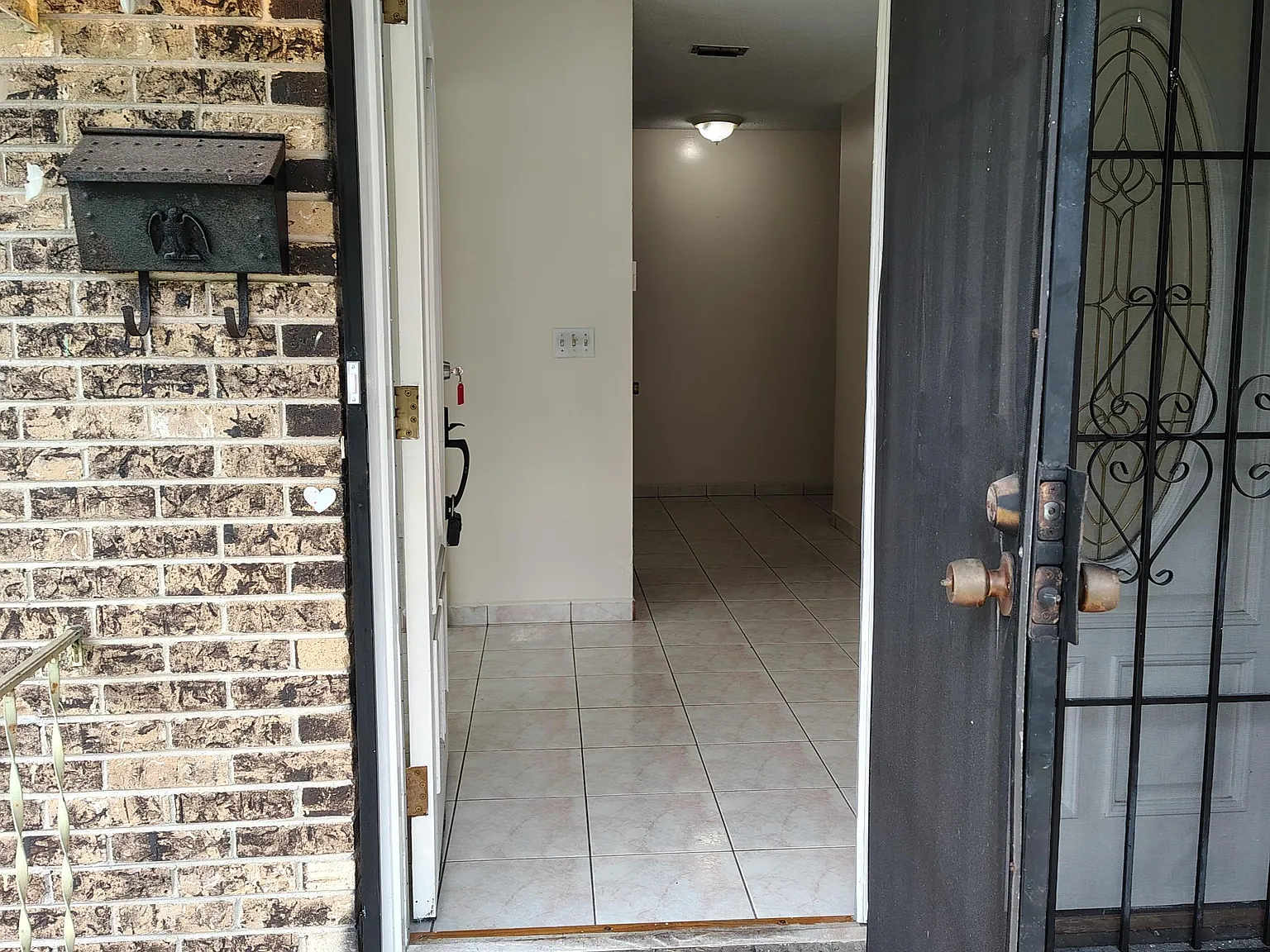 3 bed, 2.0 bath, 1742 sqft, $2,400 — Photo 3