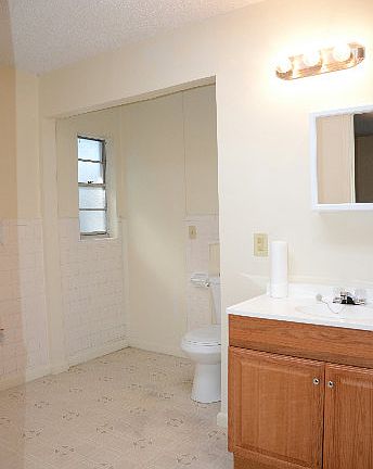 4th image of 668 NW Shaw Gln