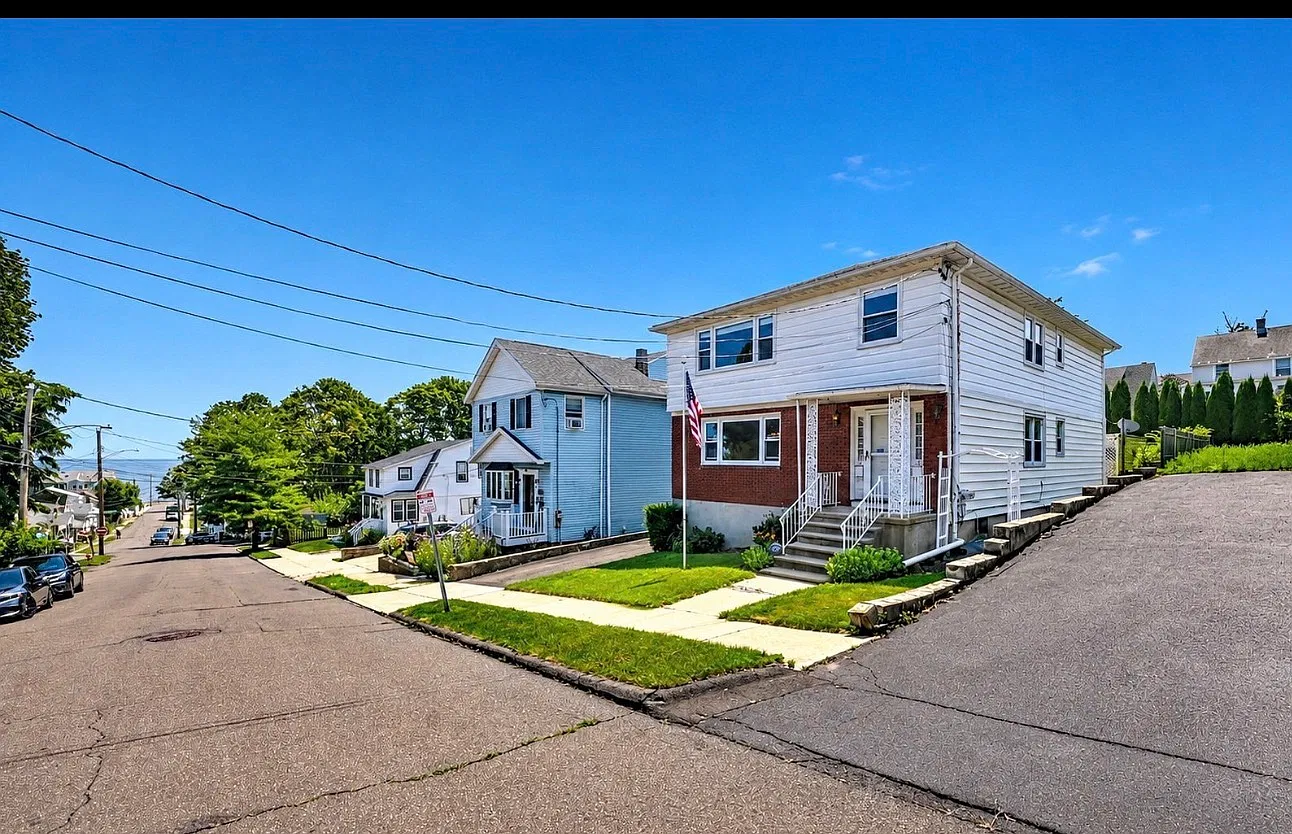 3 bed, 1100 sqft, $2,200 — Photo 2