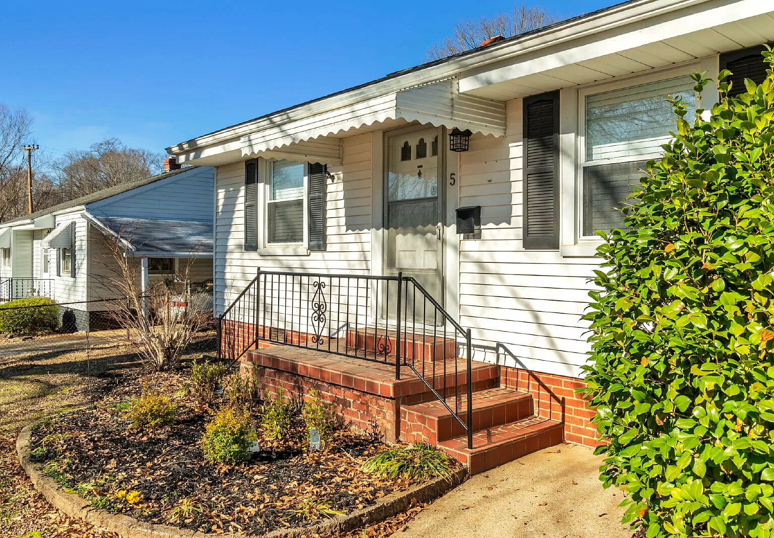 2 bed, 1.0 bath, $1,800 — Photo 2