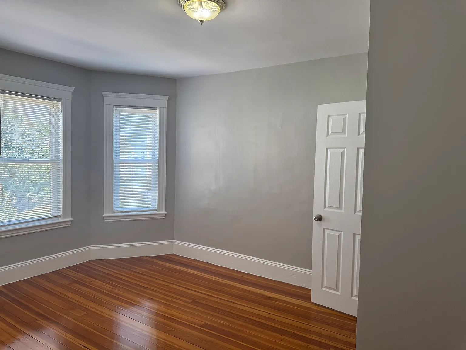3 bed, 1.0 bath, 1200 sqft, $3,300 — Photo 3
