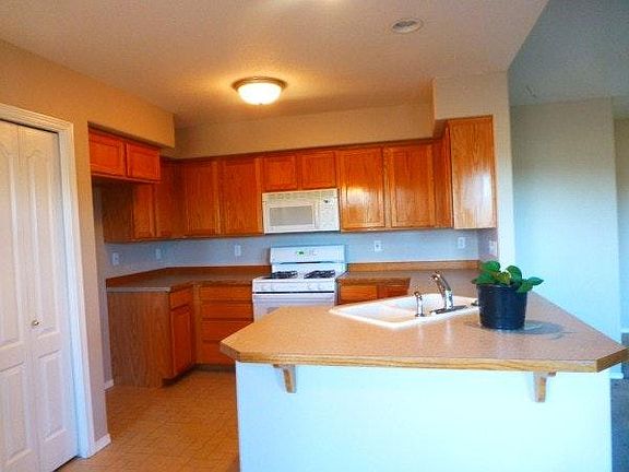 Modern kitchen with gas range!