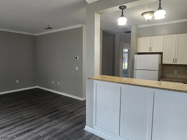 10 Maple Cres #13 — Photo 12