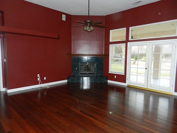 Living room w/fireplace