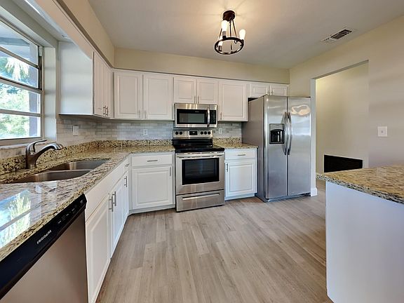 5th image of 870 Cynthia Dr