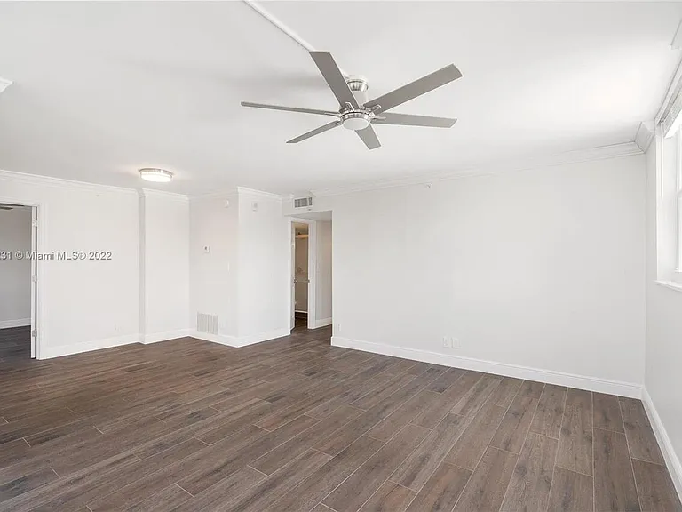 1505 N Riverside Dr #404 — Photo 5