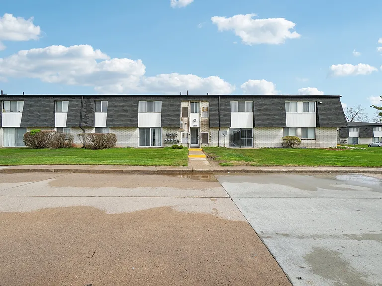 Riverside Village Apartments — Photo 116