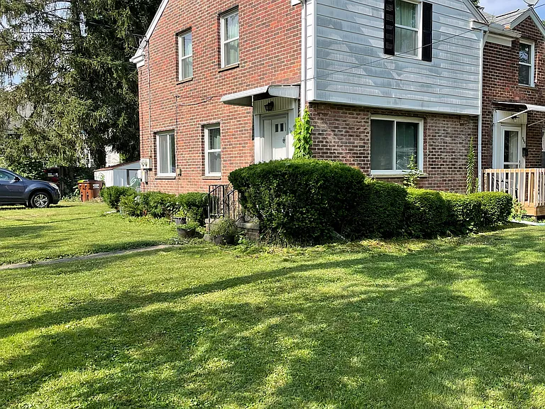 106 N Scott St — Photo 1
