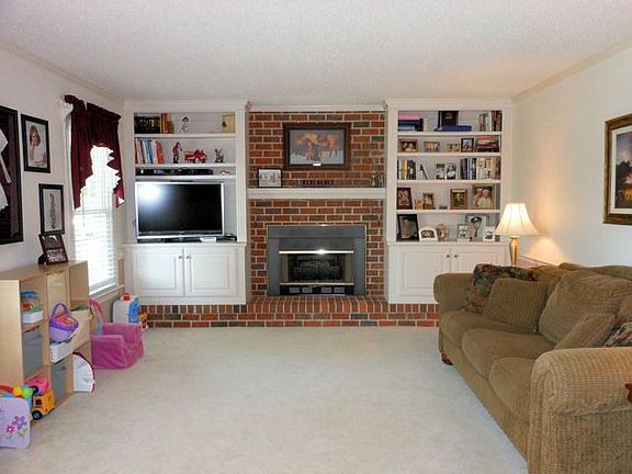 5th image of 207 Cross Pl