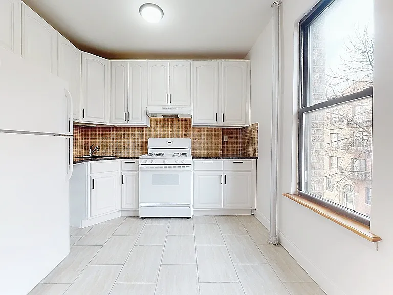 3115 32nd St #14 — Photo 3