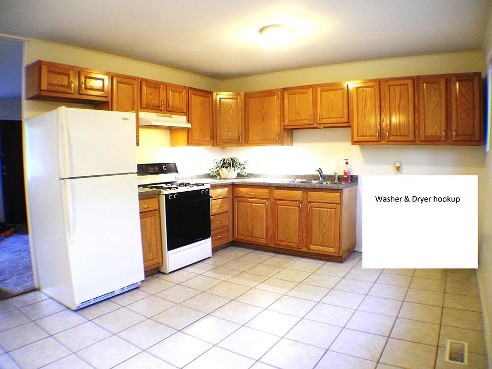 Huge kitchen, oak cabinets