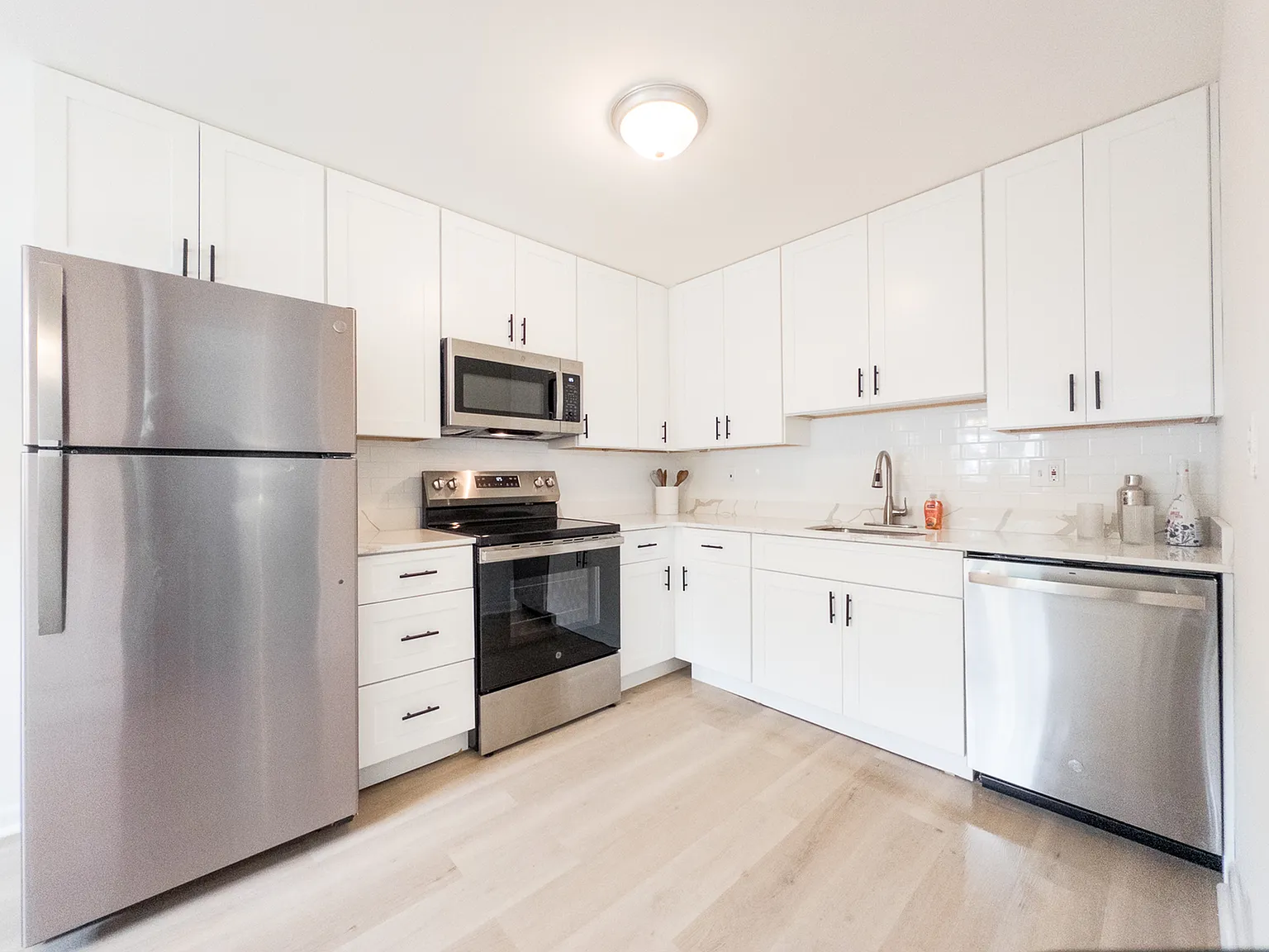 College Arms Apartments — Photo 1