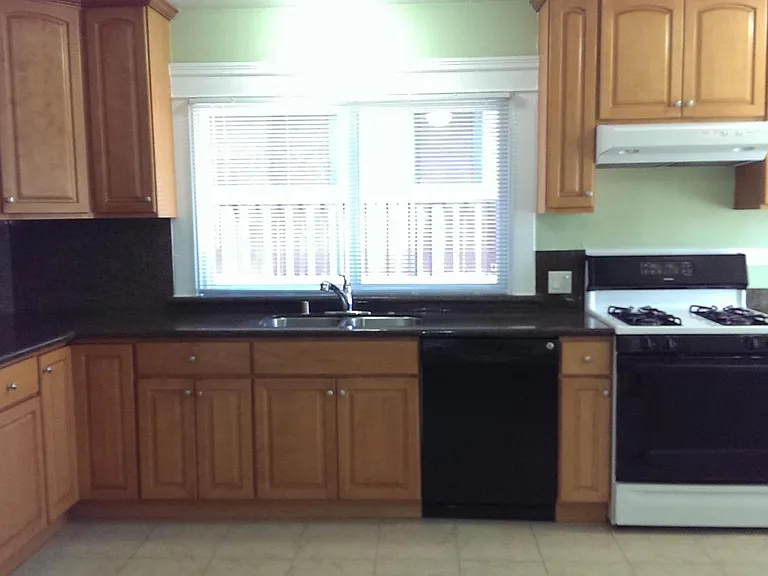 915 Grand Ave — Photo 1