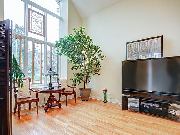 3rd image of 611 S Oakwood Ave