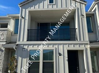 569 N Helm Ln, Clovis, CA 93611