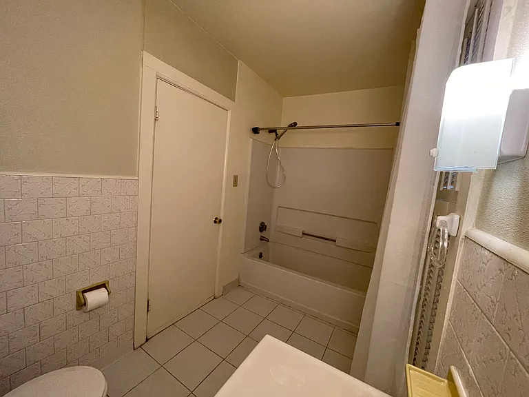 Full Bathroom 2