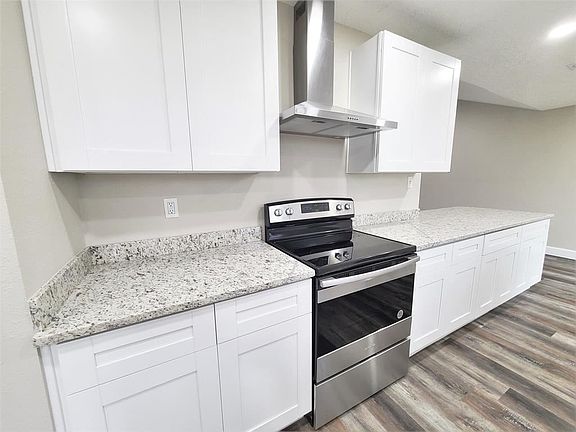 4th image of 14018 Hollypark Dr