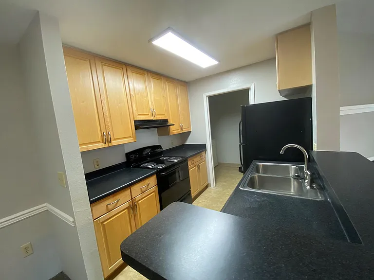Island Club Apartments — Photo 15