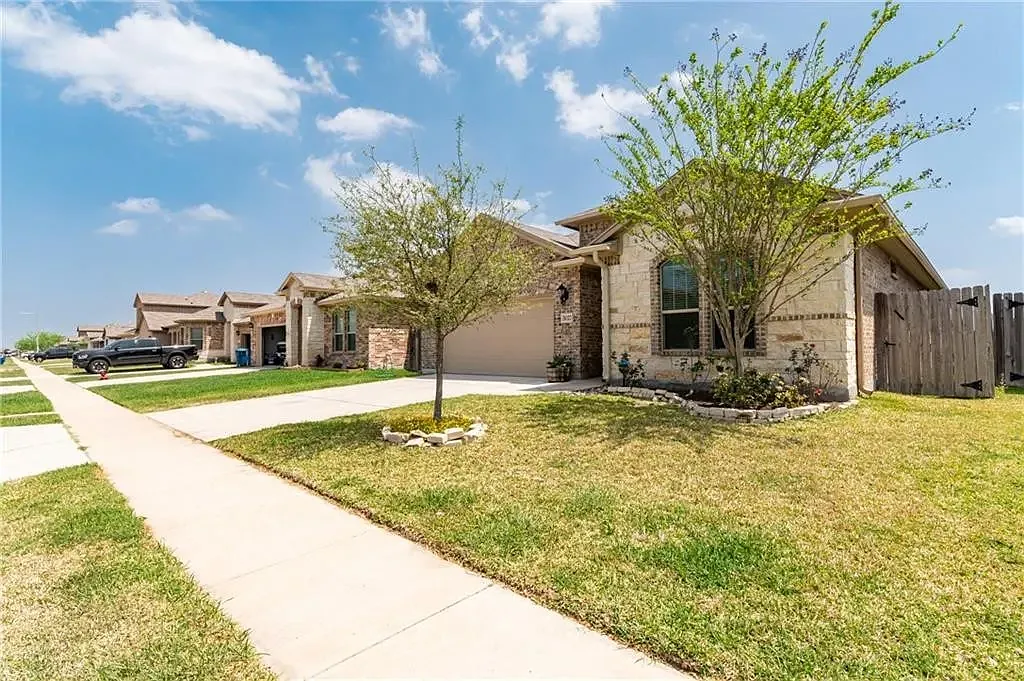 4 bed, 1967 sqft, $2,500 — Photo 2