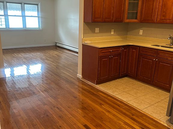 4th image of 3740 Laconia Ave #3