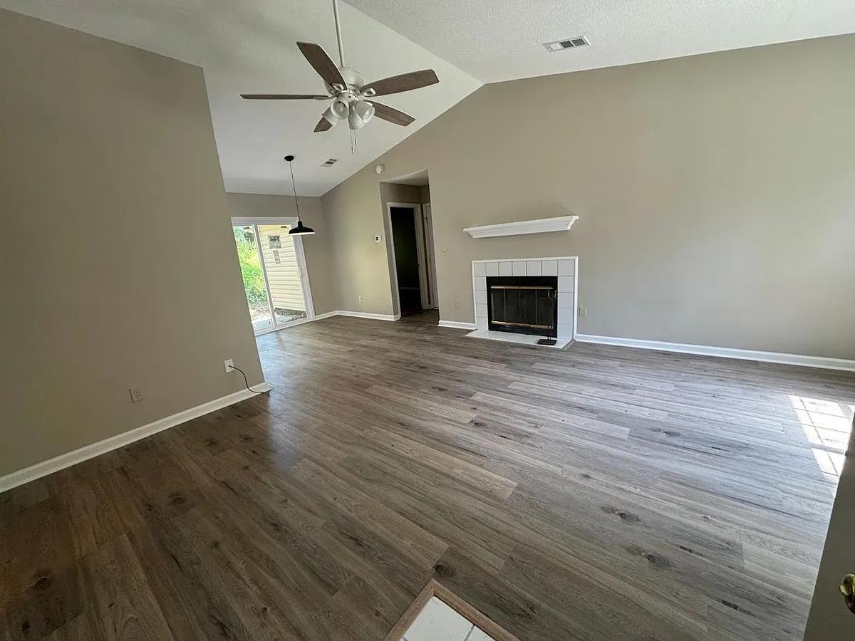 Building Photo - 1052 Longstreet Dr