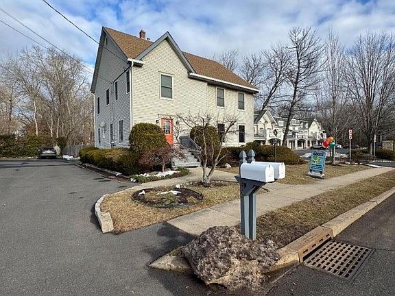 4th image of 630 Valley Rd