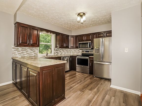 3rd image of 371 Shenandoah Blvd