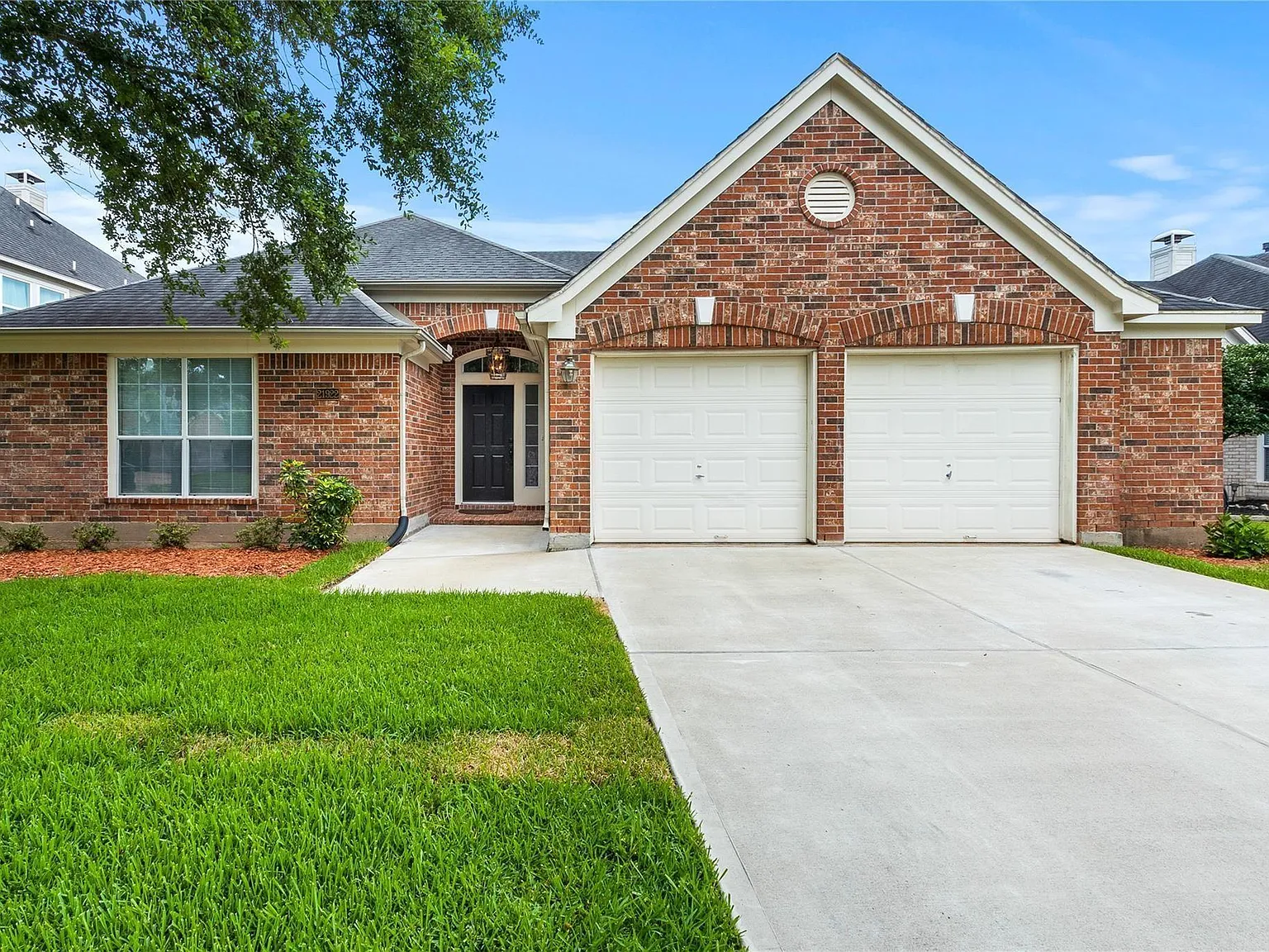 4 bed, 2.0 bath, 2319 sqft, $2,550 — Photo 1
