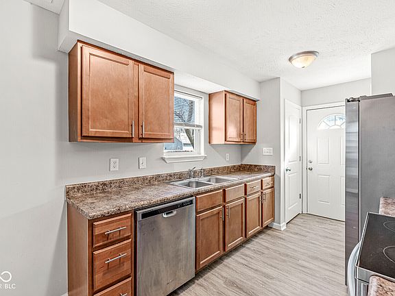 3rd image of 827 N Tacoma Ave