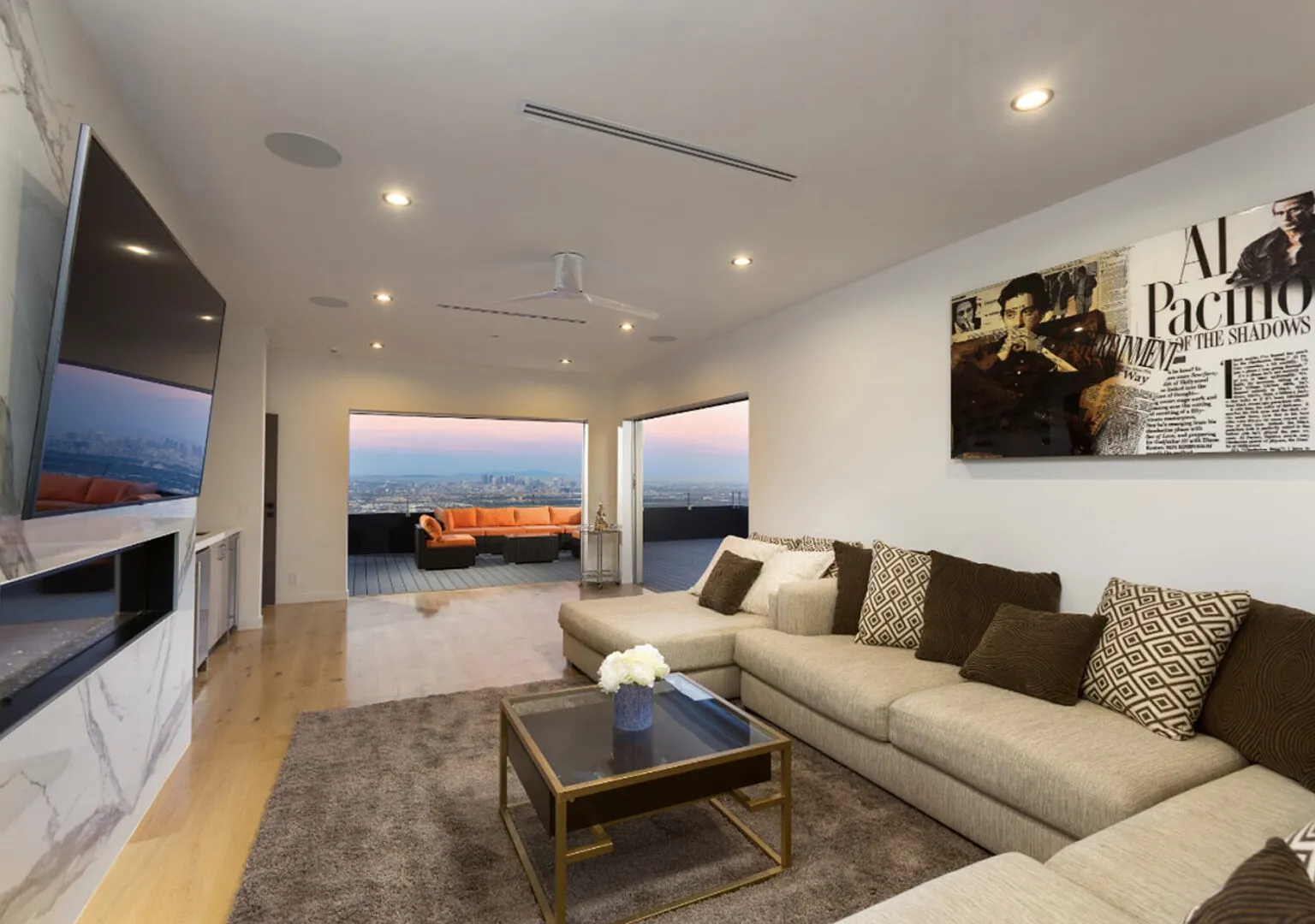 Fabulous 6BdR with City View — Photo 4