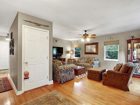 3rd image of 1612 Dogwood Ln