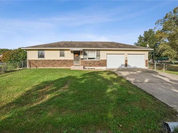 231 E 1st St, Peculiar, MO 64078