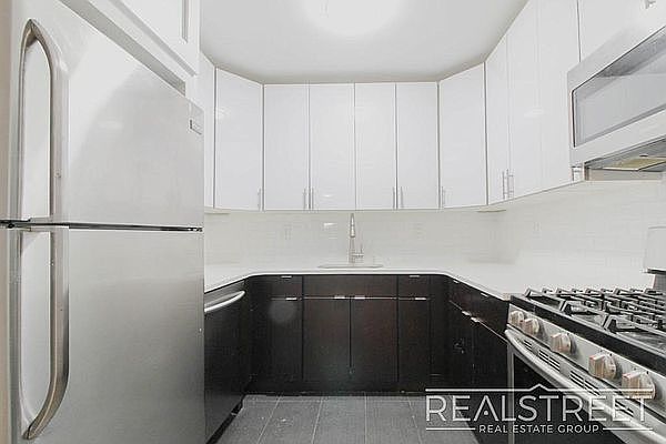 2nd image of 90 Two Qns Blvd