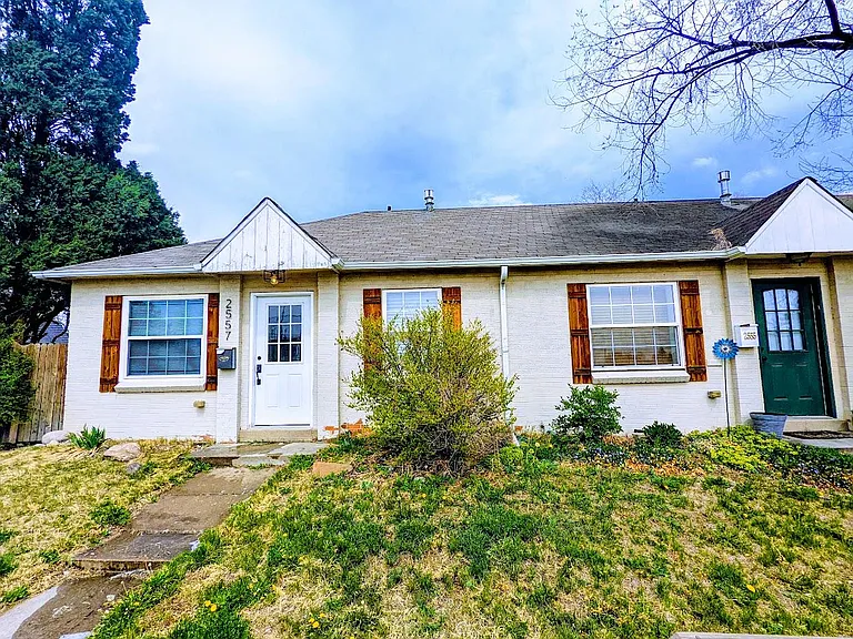 2557 W Dunkeld Pl — Photo 1
