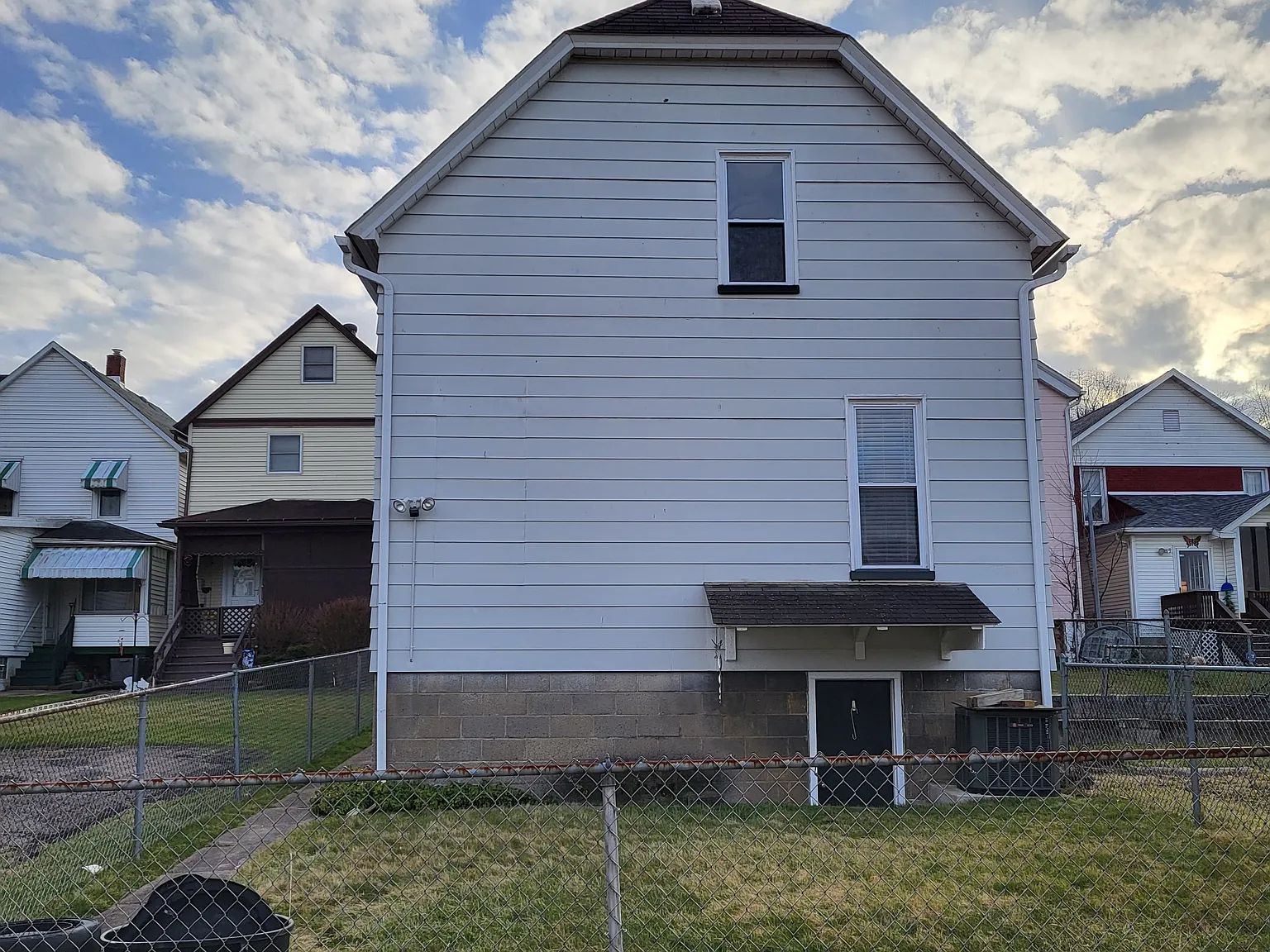 2 bed, 1.0 bath, 1200 sqft, $900 — Photo 2