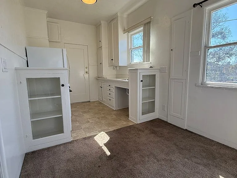 558 E Thompson Blvd — Photo 4