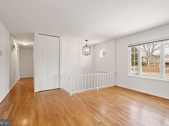 5th image of 727 W Holly Ave