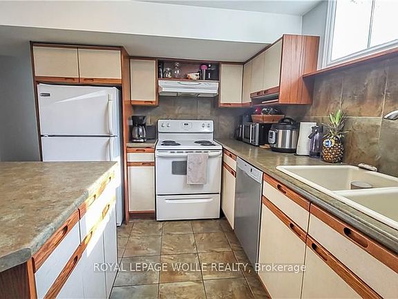 2nd image of 326 Victoria St S #B
