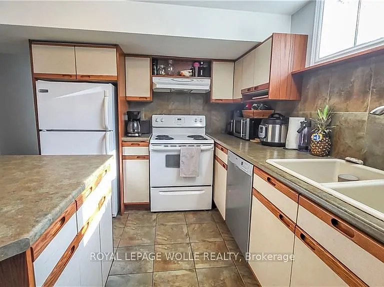 326 Victoria St S #B — Photo 2