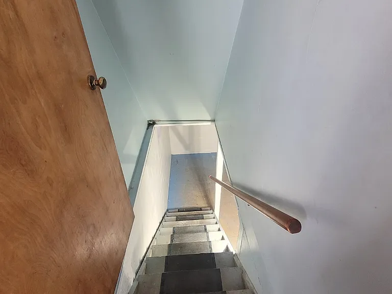 1323 W 4th St — Photo 8