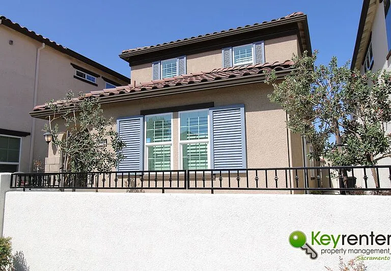 1061 Chapelhill Ln — Photo 2