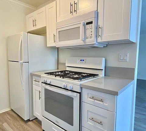 4th image of 1610 Granville Ave #12