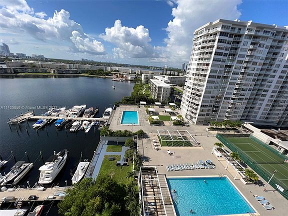3rd image of 18081 Biscayne Blvd APT 1205