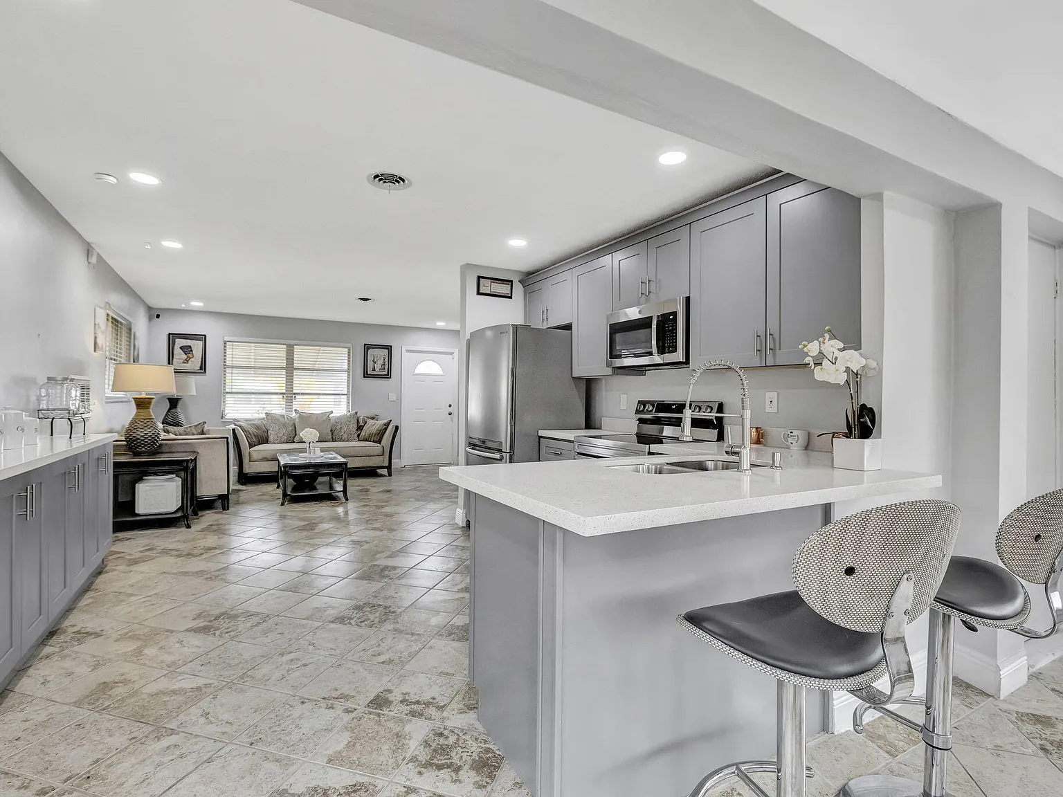 2 bed, 1.0 bath, 1008 sqft, $2,699 — Photo 1