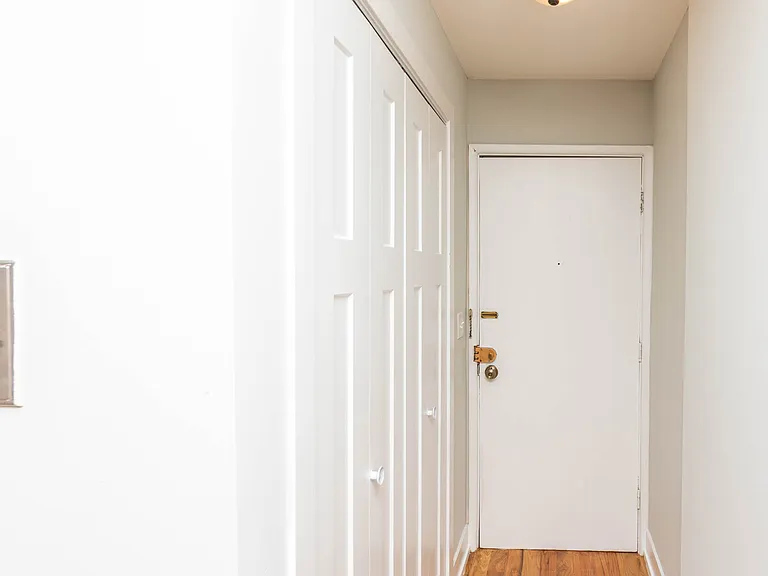 450 W Barry Ave — Photo 3