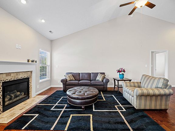 5th image of 164 Aqueduct Cir