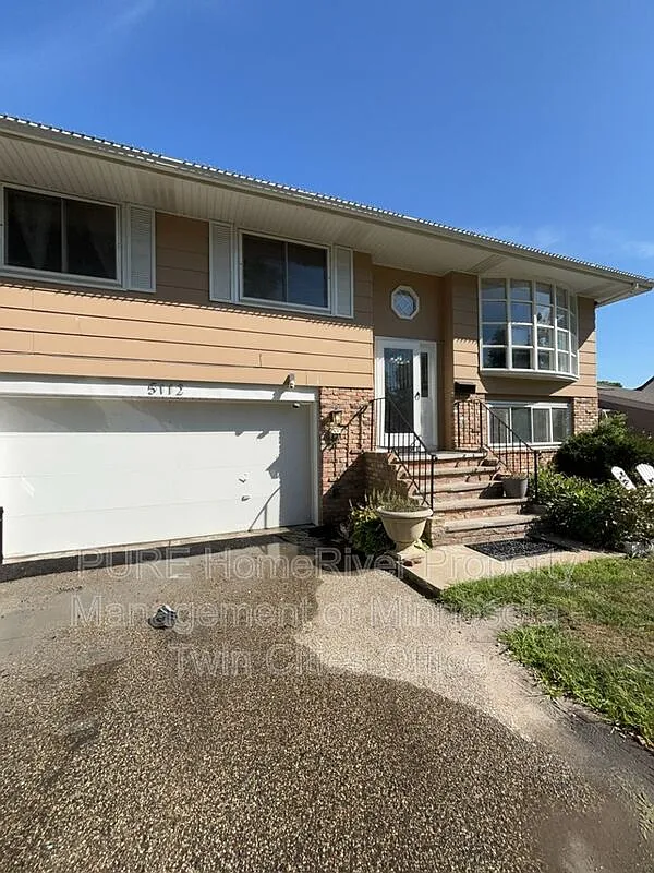 3 bed, 3.0 bath, 1551 sqft — Photo 2