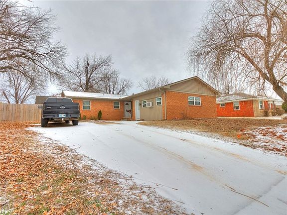 3rd image of 1303 Charles Dr