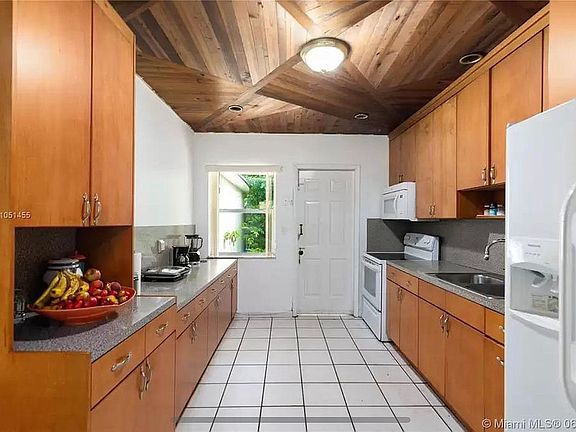 5th image of 6685 NW 39th St