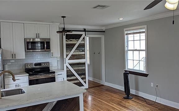 3rd image of 6014 Burgundy St